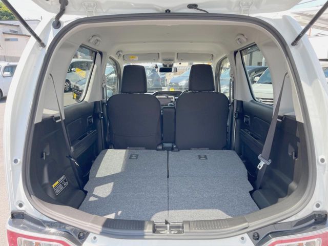後席を格納すると、これだけの広さが！シーンに合わせたシートアレンジで、大きな荷物も積むことが出来ます♪