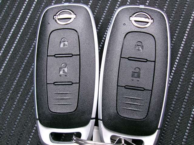 【 インテリジェントキー 】 キーを持っていればエンジン始動でき、ドアノブのボタンで車の鍵の開錠と施錠もできます。キーを取り出す手間がなくなります。