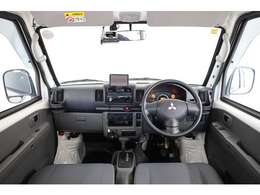 内装カラーは人気の黒系です。内装各部のパーツが使いやすい配置です。フロントガラスも大きく視界が広い為ストレスなく安心して運転できるデザインになってますね！