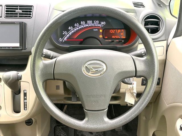 ステアリングも使用感が少なく、きれいな状態となっております♪