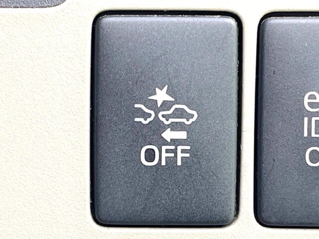 【スマートアシスト】走行中に前方の車両等を認識し、衝突しそうな時は警報とブレーキで衝突回避と被害軽減をアシスト。より安全にドライブをお楽しみいただけます。