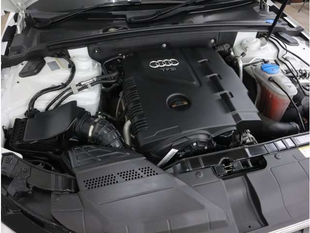 高出力とフラットなトルク特性、優れた燃費特性で4年連続「エンジンオブザイヤー」に輝く2.0L直噴ターボエンジンは211ps＆13.6km/L(カタログ値)。7速Sトロニックと組み合わせ、素早い加速とレスポンスを発揮。