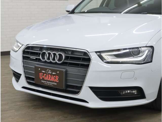 ウイングタイプのLEDポジショニングランプは、均質な細い光の帯としてキセノンレンズを取り囲むように設置。バイキセノンヘッドライトは、下端をゆるやかな波形とし、内部構造も新しくなりました。