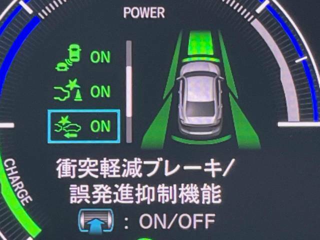 【ホンダセンシング】走行中に前方の車両等を認識し、衝突しそうな時は警報とブレーキで衝突回避と被害軽減をアシスト。より安全にドライブをお楽しみいただけます。