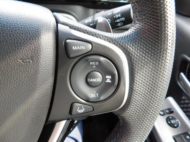 運転支援装置ホンダセンシングを搭載しております。車速と車間を設定することで前走車との距離を保ちながら加減速走行するアダプティブクルーズ機能が付いております。