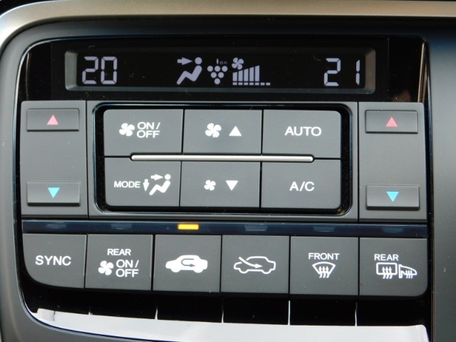 運転席と助手席とで異なる温度のエアコン送風ができるデュアルエアコン付き！リア席のエアコンは風量調節機能が付いたマニュアル・クーラーです。