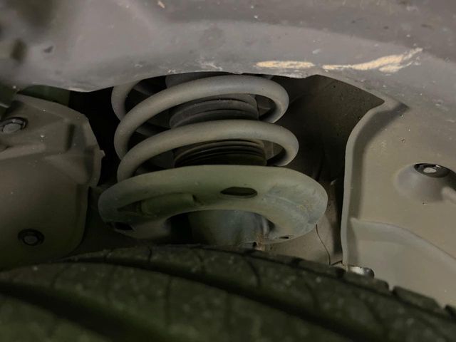 お車を安心してお乗りいただく為には、足回りの定期点検が欠かせません。サービスサポート（有償保証）では無料点検もご提供しており、安心のカーライフをお過ごしいただけるサポート体制が整っています。