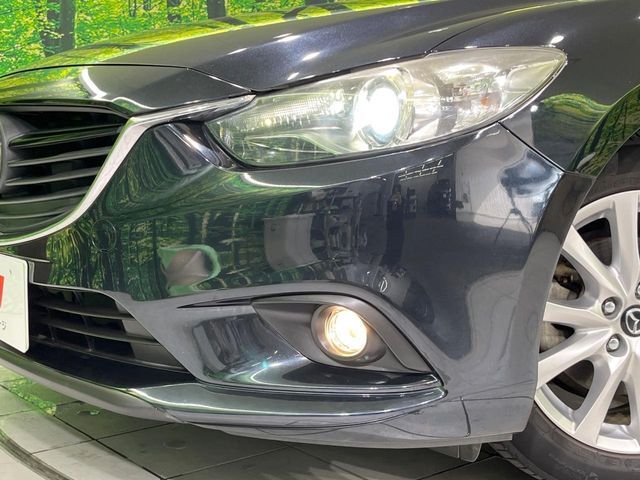 【LEDヘッドライト】悪天候や夜間走行時も良好な視界を確保し安心して運転できる高輝度LEDヘッドライトを装備！点灯速度が早く、消費電力も抑えられています。