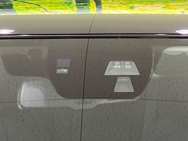 【スマートシティブレーキサポート】低速走行中に前方の車両等を認識し、衝突しそうな時は警報とブレーキで衝突回避と被害軽減をアシスト。より安全にドライブをお楽しみいただけます。