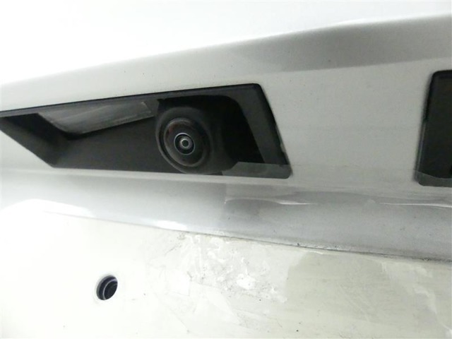 バックカメラが付いているので後方確認が非常にしやすいです。今や運転初心者も熟練者も必須装備！ついていて損はないですね♪
