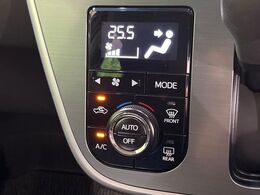 【オートエアコン】一度お好みの温度に設定すれば、車内の温度を検知し風量や温度を自動で調整。暑い…寒い…と何度もスイッチ操作をする必要はありません。快適な車内空間には必須の機能ですね♪
