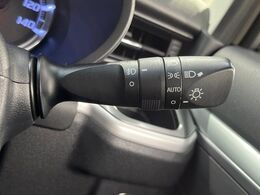 【オートライト】周りの明るさに応じて自動でヘッドライトの点灯・消灯ができる機能です！ライトの付け忘れ・消し忘れなどが無くなり、雨の日や夕方の走行も安心！トンネル通過時も便利ですね♪