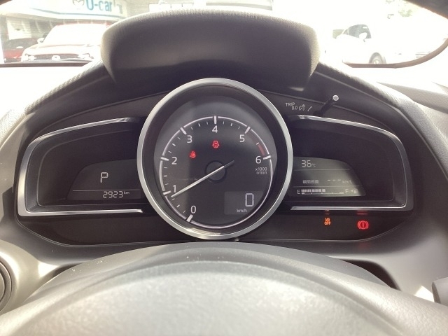 センターにタコメーターをセットしスピードは一瞬でわかるようにデジタルメーター式になっています。RX-8から始まったレイアウトでコンパクトかつスタイリッシュな造りになっています。