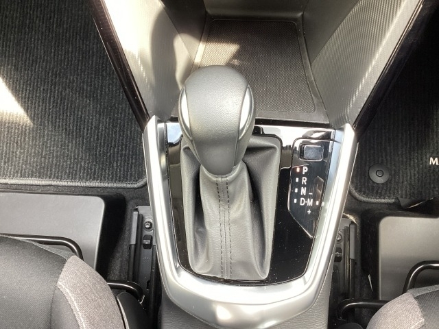 SKYACTIV-DRIVE：DCT、CVT、従来型のATなどすべてのトランスミッションの利点を集約した新世代高効率オートマチックトランスミッションは(燃費の良さ)、(ダイレクト感)、(なめらかな変速)を可能にしています。