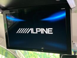 【フリップダウンモニター】大画面モニターで後席でもエンタメをお楽しみいただけます。小さなお子様にも大人気の装備です♪