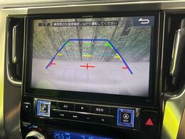 【バックカメラ】駐車時に後方がリアルタイム映像で確認できます。大型商業施設や立体駐車場での駐車時や、夜間のバック時に大活躍！運転スキルに関わらず、今や必須となった装備のひとつです！