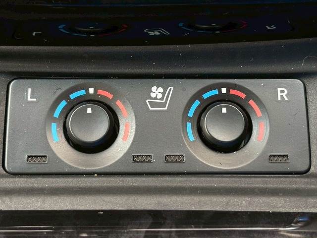 【シートヒーター＆シートクーラー】高級車にふさわしい快適装備で、夏場は座面から涼しい風が、冬場は身体の芯からポカポカになりますね。