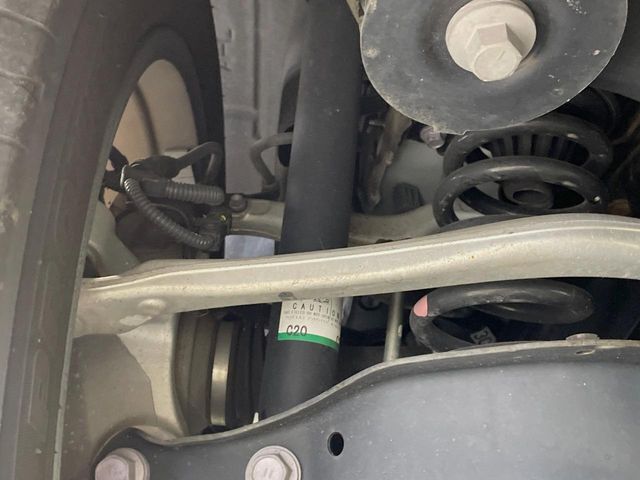 お車を安心してお乗りいただく為には、足回りの定期点検が欠かせません。サービスサポート（有償保証）では無料点検もご提供しており、安心のカーライフをお過ごしいただけるサポート体制が整っています。