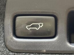 【パワーバックドア】スマートキーや運転席のボタンを押すだけでリアゲートが自動で開閉します！荷物を持っている時や、高い位置にあるバックドアを閉める際に便利な機能です♪
