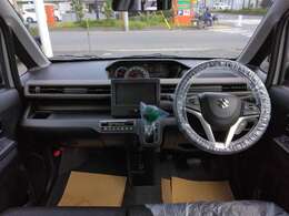 広い視界の運転席周り。当店ではカーナビやETCにバックカメラといった追加オプションも多数取り扱っておりますので合わせてご検討ください。