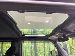 【ガラスルーフ】ガラスルーフ搭載で車内の解放感が一気にアップ！開放的なドライブをお楽しみいただけます。