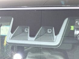 【スマートアシスト】走行中に前方の車両等を認識し、衝突しそうな時は警報とブレーキで衝突回避と被害軽減をアシスト。より安全にドライブをお楽しみいただけます。