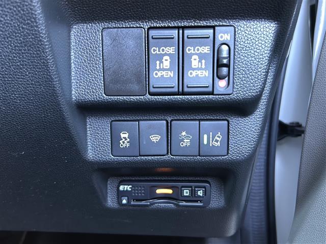 【ETC】有料道路を利用する際に料金所で停止することなく通過できる、ETC車載器（ノンストップ自動料金収受システム機器）が装備されています。セットアップを行うことで利用可能になります。