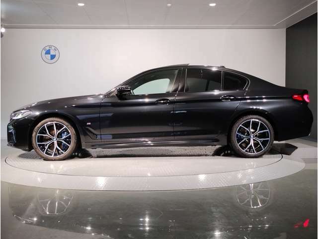 BMWではロングホイールベースの採用をしており、すべての車種に適用され、走行中の安定感の向上されております。また室内空間の広さにも貢献しております。