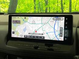 【大画面ナビ】人気の大型12インチナビを装備。存在感のある大画面はインパクト大！ナビ利用時のマップ表示は見やすく、テレビやDVDは臨場感がアップ！いつものドライブがグッと楽しくなります♪