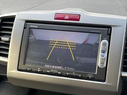 【バックカメラ】駐車時に後方がリアルタイム映像で確認できます。大型商業施設や立体駐車場での駐車時や、夜間のバック時に大活躍！運転スキルに関わらず、今や必須となった装備のひとつです！
