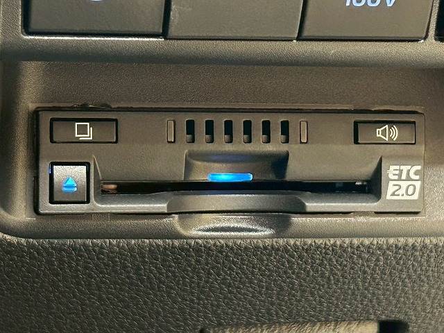 【ETC車載器】を装備しておりますので、ご納車直後からの遠距離ドライブも可能です。土日の利用料金の割引や、朝夕の通行料金を割引料金で高速道路をお楽しみいただけます。