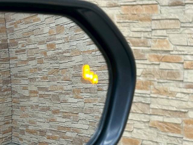 【ブラインドスポットモニター（BSM）】車線変更時に車両後方から来る車両を検知し安全をサポートする装置です。