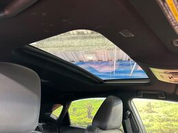【サンルーフ】開放感たっぷりの希少装備、サンルーフが装着されています！車内に明かりを取り入れたり景色を楽しむ以外にも、車内の空気も簡単に換気できて快適です！