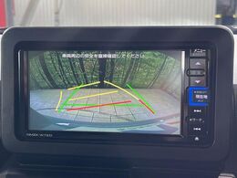 【バックカメラ】駐車時に後方がリアルタイム映像で確認できます。大型商業施設や立体駐車場での駐車時や、夜間のバック時に大活躍！運転スキルに関わらず、今や必須となった装備のひとつです！