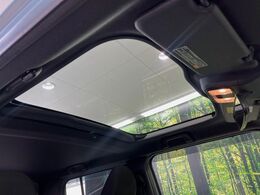 【ガラスルーフ】ガラスルーフ搭載で車内の解放感が一気にアップ！開放的なドライブをお楽しみいただけます。