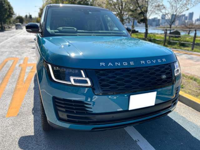 かっこよし。ボンネット先端のRANGEROVERのロゴも初代から続く自慢のデザインです。