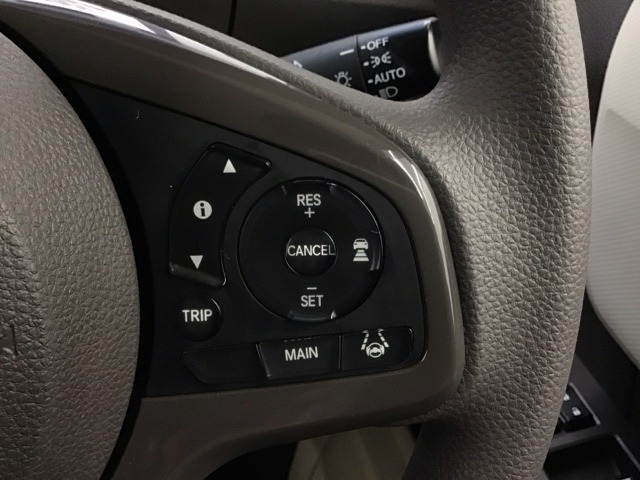 アクセルから足を離しても設定したスピードを保ち走行し、高速道路での疲労軽減に役立つクルーズコントロール付きです！