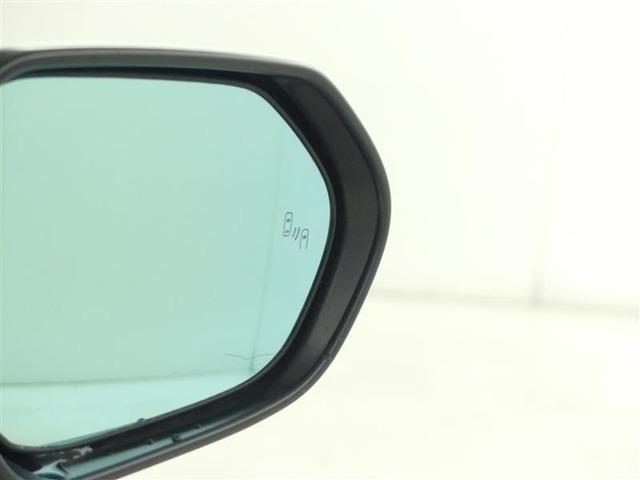 隣車線を走る車両をレーダーで検知し、ドアミラーでは確認しにくい後側方エリアに存在する車両に加え、急接近してくる車両も検知します。車両を検知するとドアミラーに搭載されたLEDインジケーターが点灯します。
