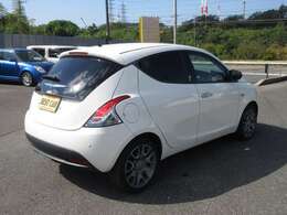 オプション作業も承っております。ナビ・オーディオ・ETC取付等、何でもお気軽にご相談ください。オイル交換・バッテリー交換・タイヤ交換などの、アフターケアもお任せください。長いお付合に自信があります！