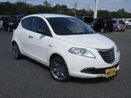 運転席側です。フロントバンパー下部に小さな飛び石傷がありますが、全体的には目立つ傷や凹みは無く、綺麗な状態です。気になる箇所などございましたらお気軽にお問い合わせ下さい！