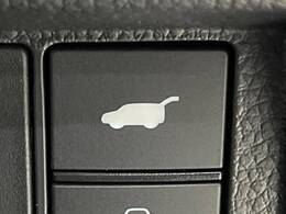 【パワーバックドア】スマートキーや運転席のボタンを押すだけでリアゲートが自動で開閉します！荷物を持っている時や、高い位置にあるバックドアを閉める際に便利な機能です♪