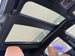 【パノラマルーフ】開放感たっぷりのパノラマルーフが装着されています！車内に明かりを取り入れたり景色を楽しむのに、最適です！遮光シェードが装備されておりますので、夏の暑い日でも快適に使えます！