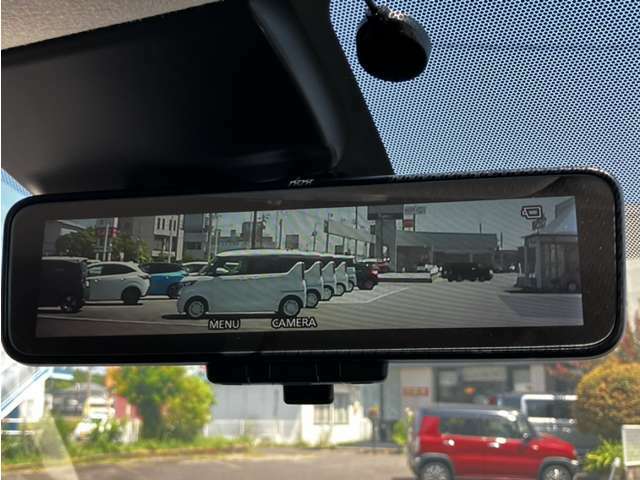 車両後方のカメラ映像をミラー面に映し出すので、車内の状況や、天候などに影響されずいつでもクリアな後方視界が得られます。