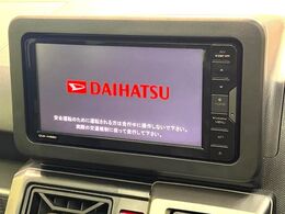 【純正ナビ】人気の純正ナビを装備しております。ナビの使いやすさはもちろん、オーディオ機能も充実！キャンプや旅行はもちろん、通勤や買い物など普段のドライブも楽しくなるはず♪