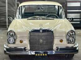 W111は1959年にデビュー！米国製キャデラックなどに影響を受けたとされる、後部のテールフィンから“Fintail（フィンテール。日本ではハネベン）”と呼ばれました☆