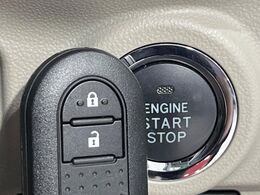 【キーフリーシステム】カバンやポケットに入れたままでもドアの施錠・解錠が可能なスマートキーを装備。エンジンのオン・オフ時もカギを取り出す必要が無いからとっても便利です♪