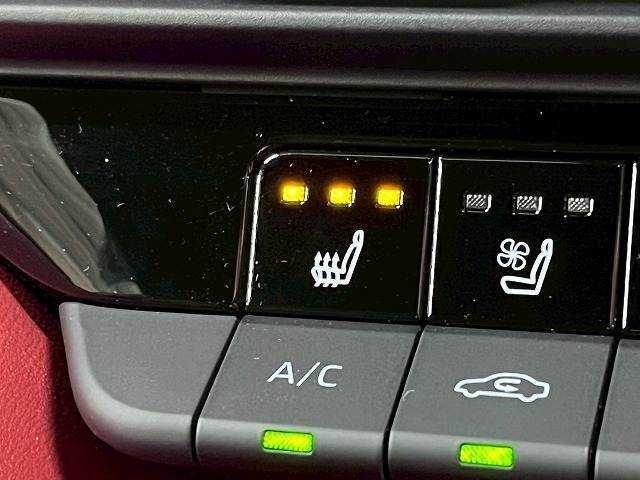 【全周囲モニター】を装備しております。リアの映像がカラーで映し出されますので日々の駐車も安心安全です。
