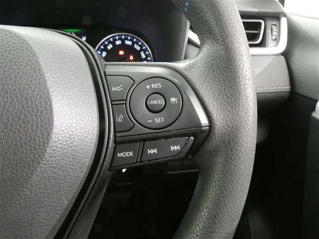 【便利装備】クルーズコントロールスイッチ☆希望の車速で定速走行する事ができます。高速道路を走る時に便利な機能です※設定速度には制限があります。