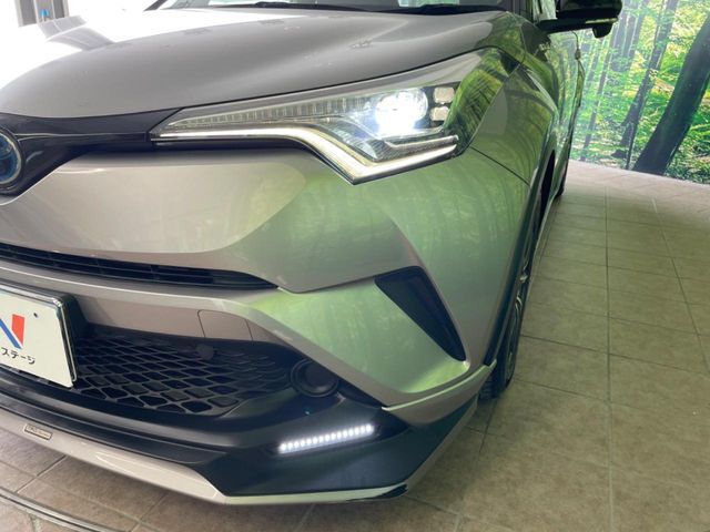 【LEDヘッドライト】悪天候や夜間走行時も良好な視界を確保し安心して運転できる高輝度LEDヘッドライトを装備！点灯速度が早く、消費電力も抑えられています。