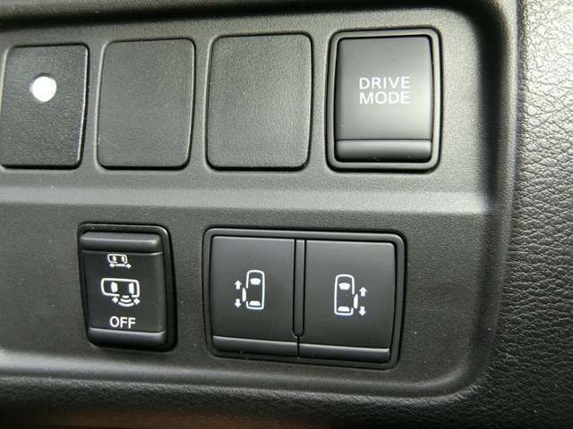 eーPOWERならではの、ドライブモード付き！手が塞がっている時や小さなお子様などの乗り降りに便利な両側オートスライドドアは、ドアノブでの作動はもちろん、運転席スイッチでの操作ができて便利です！